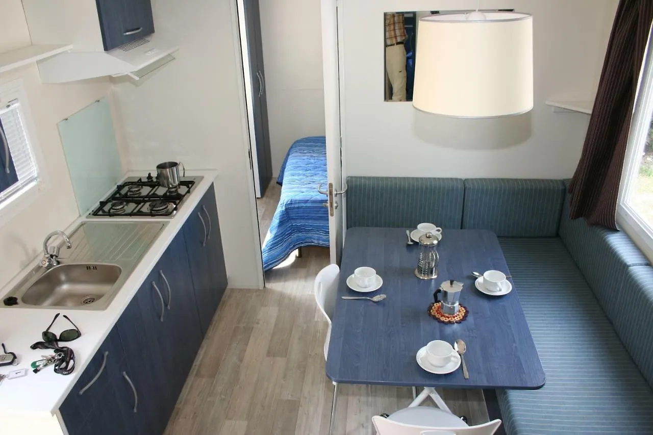 Happy Camp Mobile Homes In El-Bahira Camping Village 산비토로카포 캠프장
